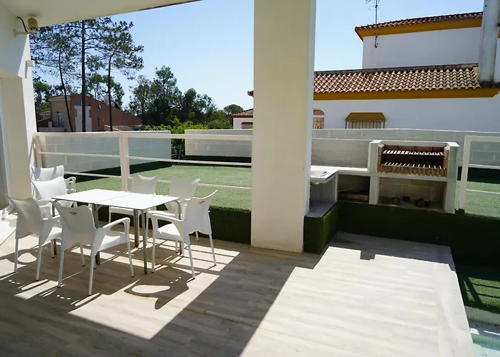 Chalet blanco con piscina privada