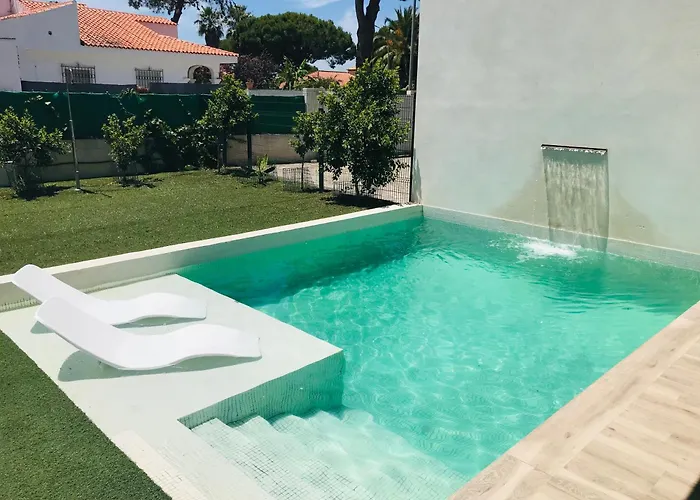 Chalet blanco con piscina privada