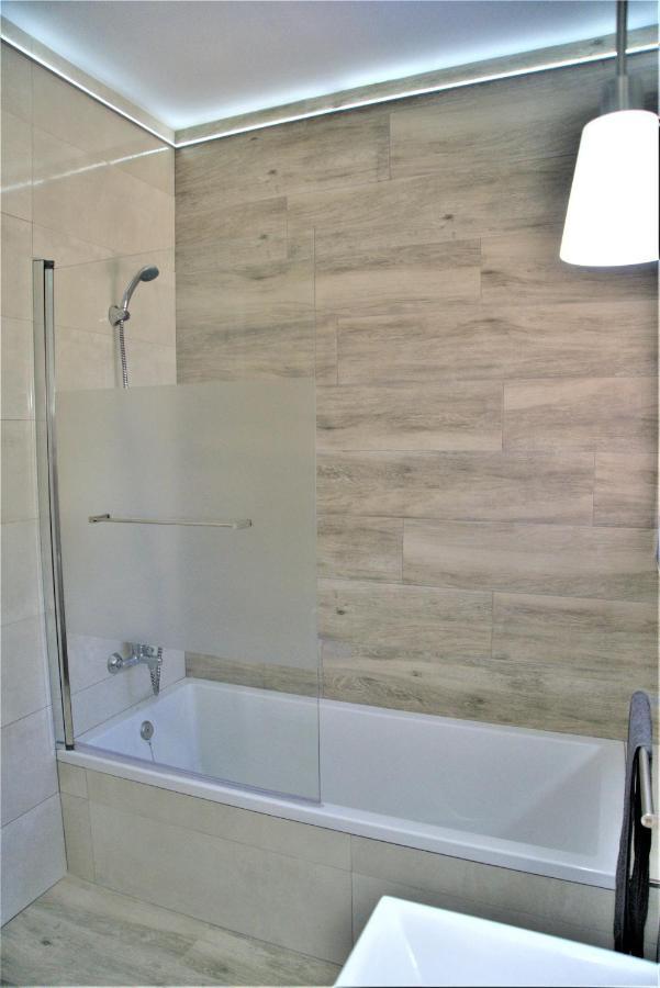Blanco Con Piscina Privada